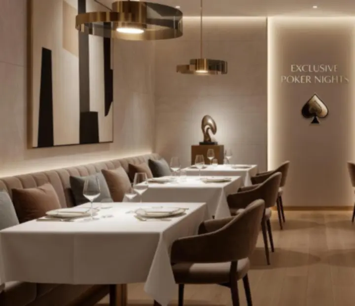 Luxusní interiér restaurace s decentním osvětlením připravený pro VIP společenský večer